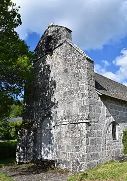 Le clocher-mur de l'église avec sa baie campanaire.