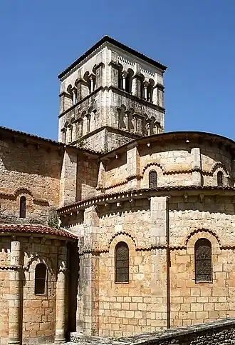 Le clocher et les chapelles.