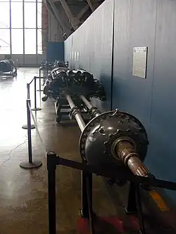 Les deux vilebrequins reliés par le boitier de sortie vers l'axe de l'hélice du Fisher P-75 Eagle