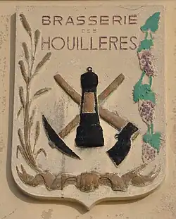 Vestige de la brasserie, blason sis sur le mur d'enceinte.