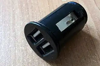Convertisseur prise allume-cigare (12 V) vers double USB (5 V).