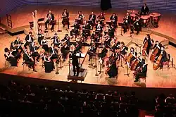 Un orchestre symphonique.