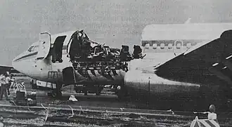 Vue latérale gauche de l'avant du fuselage de l'avion, photographié après l'atterrissage d'urgence.