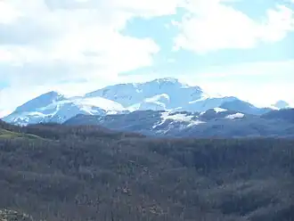 Vue du versant nord de l'Alpe di Succiso depuis le val d'Enza au printemps.