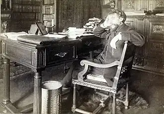 Alphonse Daudet dans son bureau, 1893.