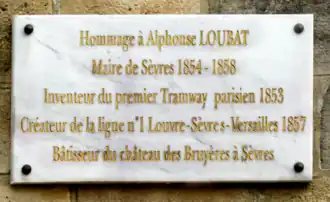Plaque commémorative en hommage à Alphonse Loubat, à la station Musée de Sèvres sur la ligne 2 du tramway d'Île de France