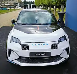 Photographie d'une voiture blanche.