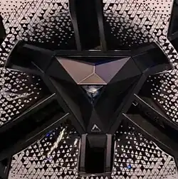 Enjoliveur de roue d'une voiture bleue.