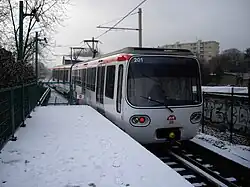 Un MCL80 de la ligne C du métro de Lyon quitte son terminus Cuire.