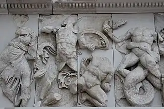 quatre personnages au corps à corps