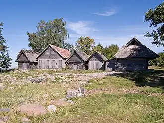 Cabanes de pêcheurs sur la rive sud du Golfe de Finlande dans le village de pêcheurs d'Altja au Parc national de Lahemaa.