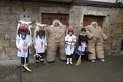 Jeunes Momotxorroak et Juan-tranposoak.