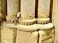 Bases des faisceaux de trois colonnettes.