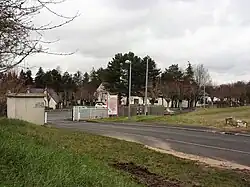 Photographie en couleurs d'une succession de petits bungalows dans un parc fermé.