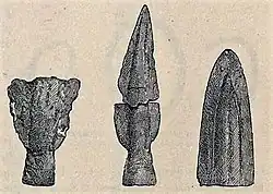 Dessins en noir et blancs de pointes d'armes antiques.