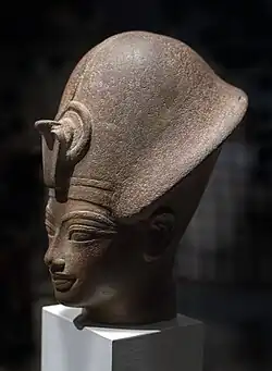 Amenhotep&nbsp;III au khépresh, idem. Quartzite rouge. British Museum