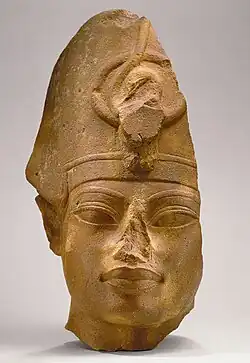 Amenhotep&nbsp;III au khépresh. Quartzite jaune (?). H. 35 cm. Met