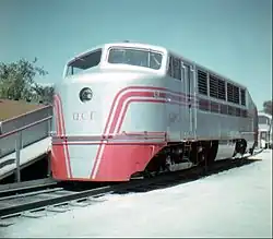 Filets interrompus, tablier rouge.