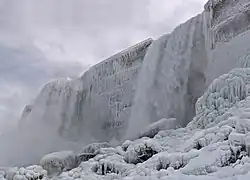 D'une falaise de glace tombent deux larges cours d'eau.