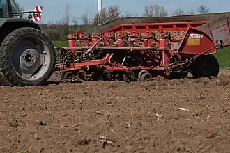 Une planteuse automatique moderne.