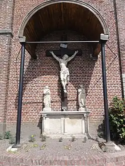 Calvaire contre l'église.