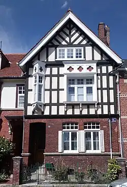 Amiens, maison avec oriel, avenue d'Édimbourg.