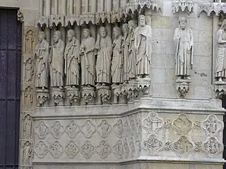 Portail du Jugement dernier, statues d'apôtres du piédroit de droite. De gauche à droite : Pierre, André, Jacques le Majeur, Jean, Simon ou Jude, Barthélémy, puis les prophètes Isaïe et Jérémie.