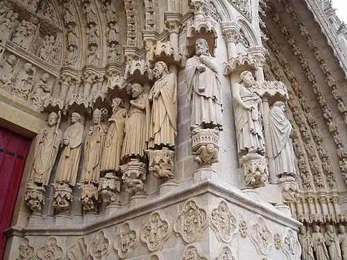 Saint Fuscien sur le portail de Saint Firmin, cathédrale d'Amiens (4e&nbsp;statue en partant de la gauche).