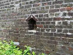 Niche avec deux briques en bâtière, à Amiens (Somme).