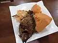 Amiwô accompagné de poisson frit.