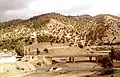 Ammi Moussa, vue générale, le pont sur le Oued Riou et le cimetière du marabout Sidi Amara le saint patron local.