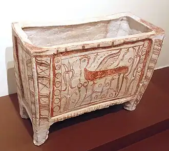 Larnax mycénien réprésentant une sphinge. Tanagra, XIIIe&nbsp;siècle&nbsp;av. J.-C..