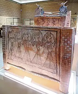 Larnax mycénien représentant des pleureuses. Tanagra, XIIIe&nbsp;siècle&nbsp;av. J.-C..