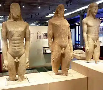 Trois kouroi du sanctuaire de Ptôon (Πτῷον ou Πτῶον). Musée archéologique de Thèbes.