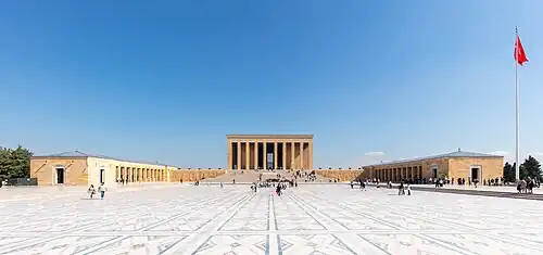 Vue générale de la cour, avec le mausolée au fond.