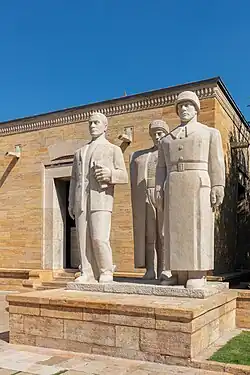 Sculptures dans l'enceinte du Mausolée. De gauche à droite :  un étudiant (intellectuel), un paysan et un soldat.