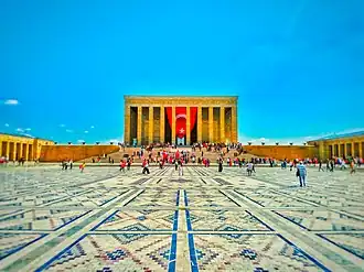 Le mausolée et le pavement de la cour.