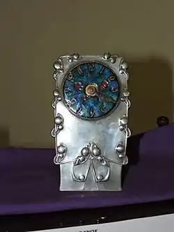 Une horloge 'chevalet' style 0608 signée Knox.