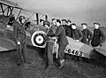 Des cadets de la RAF autour d'un Tiger Moth (1942).