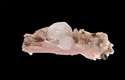 Analcime sur sérandite du mont Saint-Hilaire, Québec (4,8&nbsp;×&nbsp;2&nbsp;cm).