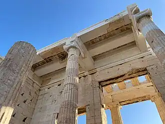 Anastylose clairement visible sur les chapiteaux ioniens et l'architrave des Propylées de l'Acropole d'Athènes.