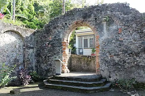 Revers du porche d'entrée de la chapelle.