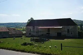 Ancien bâtiments du château converti en ferme.