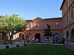 Le bâtiment sud de la cour.