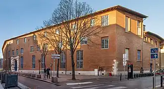 no&nbsp;34 : la façade de l'ancien collège de l'Esquile sur la place Yitzhak-Rabin.