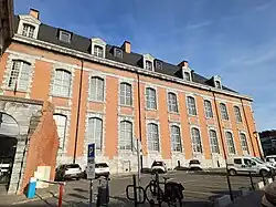 Ancien hôpital rénové depuis la rue de l'Intendance, avec à gauche l'entrée de la Métropole