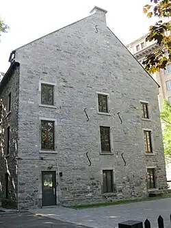 Cheminée disposée en chicane