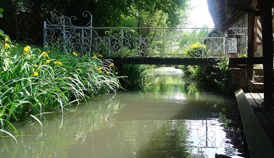Ancien lavoir du manoir sur les douves est.