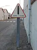 Panneau en place à Loulay, ancien modèle « à barre verticale », portant la mention « sortie d'usine ».