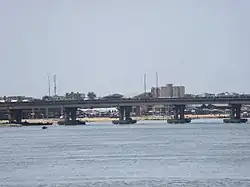 Vue de loin du pont.